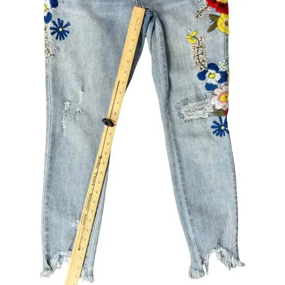 Indigo Rein Light Wash Blue Floral Embroidered Low Rise Chew Hem Jeans size 9 - Picture 2 of 12